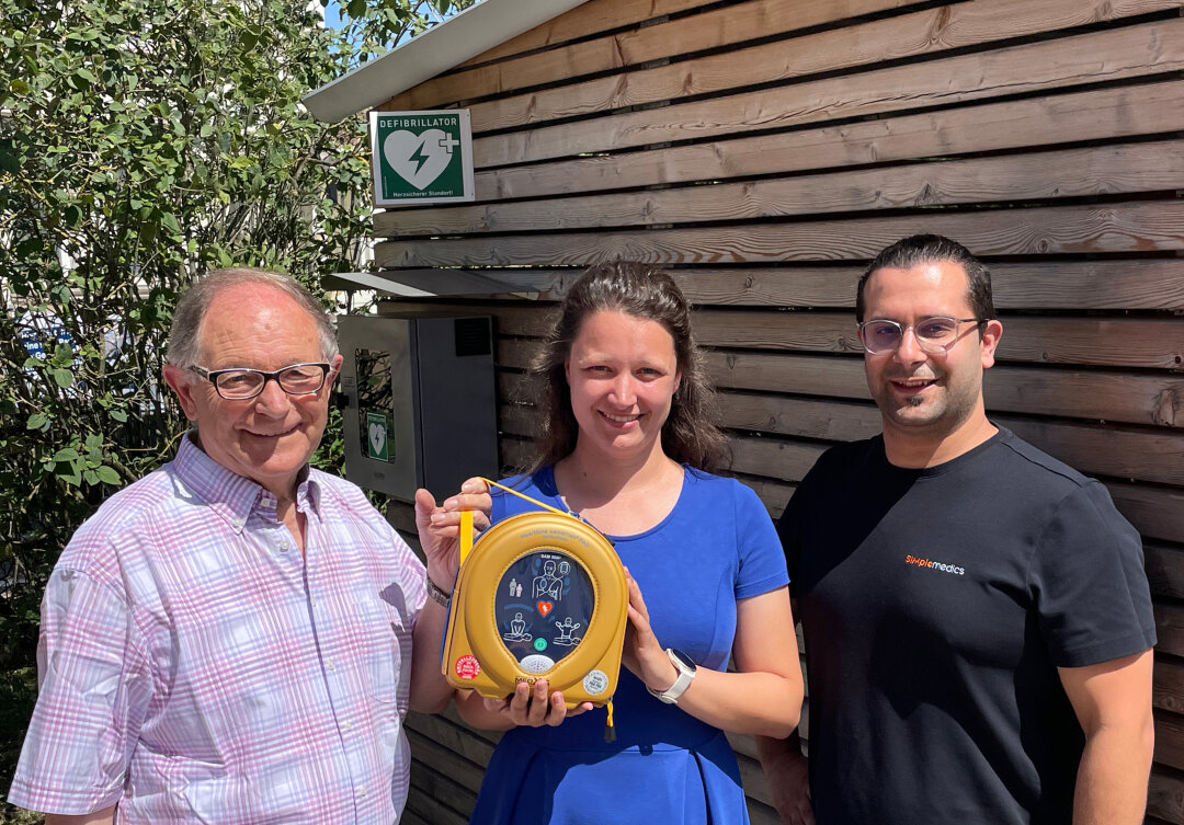Dritter Bürgermeister Anton Gollmitzer, Ständige Vertreterin der ADBV-Leitung Anna Guggemos und Fabian Lindinger, Geschäftsführer von SIMple medics, zeigen den Standort des Defibrillators am Amt für Digitalisierung, Breitband und Vermessung Günzburg.  Dritter Bürgermeister Anton Gollmitzer, Ständige Vertreterin der ADBV-Leitung Anna Guggemos und Fabian Lindinger, Geschäftsführer von SIMple medics, zeigen den Standort des Defibrillators am Amt für Digitalisierung, Breitband und Vermessung Günzburg.