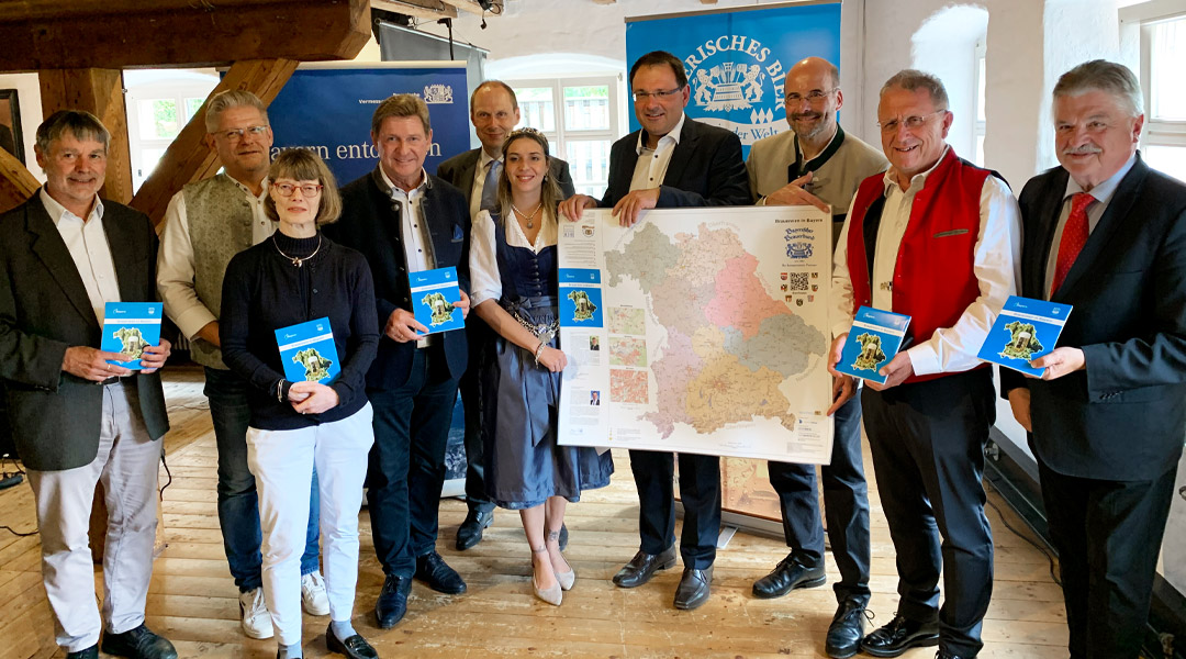 Neuauflage der Sonderkarte  Personen stehen für ein Gruppenbild bei der Vorstellung der Neuauflage der Sonderkarte