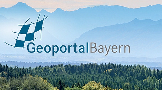 Der Schriftzug Geoportal und das Logo des Geoportals, im Hintergrund sind Wald und im Dunst die Berge zu sehen.