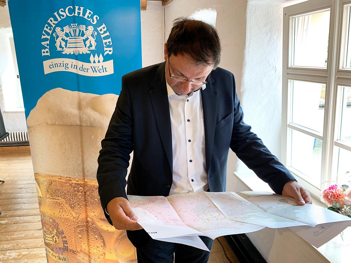 Neuauflage der Sonderkarte "Brauereien in Bayern"  Person schaut auf eine Karte