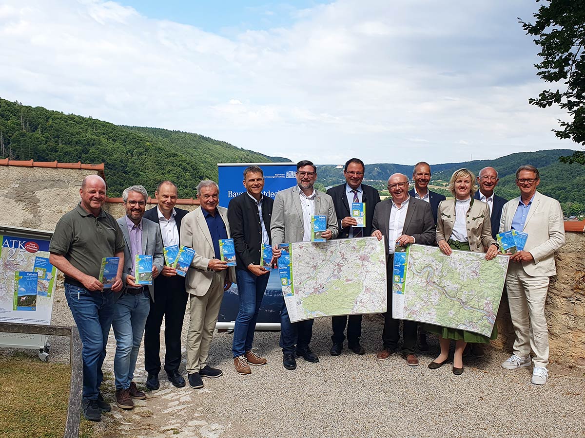 v.l.n.r.: Jürgen Mühlbauer (Leiter ADBV Abensberg), Florian Best (Geschäftsführer Tourismusverband Lkr. Kelheim), LDBV-Präsident Daniel Kleffel, Norbert Hummel (Bgm. Altmannstein), Thomas Memmel (Bgm. Neustadt a.d.Donau), Christian Schweiger (Bgm. Kelheim), Finanz- und Heimatstaatssekretär Martin Schöffel, Martin Neumeyer (Landrat Kelheim), Thomas Krebs (Bgm. Ihrlerstein), MdL Petra Högl, Thomas Zehetbauer (Bgm. Riedenburg) Personen stehen für ein Gruppenbild bei der Kartenvorstellung auf Burg Prunn im Altmühltal aufgereiht